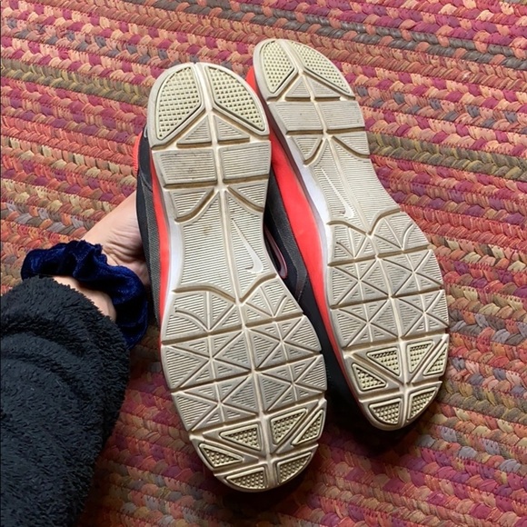 HOT PINK & BLACK NIKE RUNNING SHOES - Picture 3 of 7